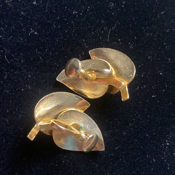 2 Pairs of Clip On Earrings Gold Leaves & White Flowers - Picture 6 of 9